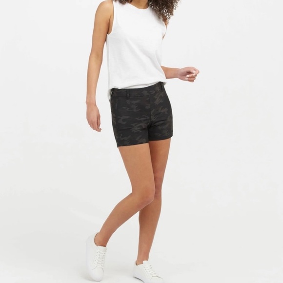SPANX Sunshine Shorts in black camouflage, Large - Picture 3 of 7